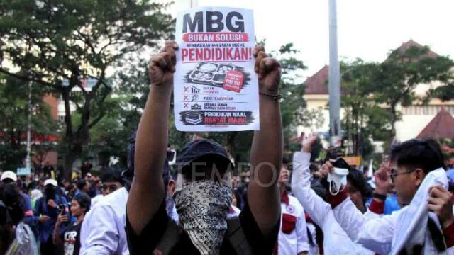 Protesta en la oficina del gobernador de Java Central promueve reformas

 | 