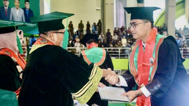Kompol Fadli Amri obtiene un doctorado en ciencias jurídicas gracias Kompol Fadli Amri obtiene un doctorado en ciencias jurídicas gracias a un enfoque de vigilancia socioempresarial
|