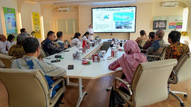 El embajador suizo visita la fábrica Glory de Nestlé Indonesia El embajador suizo visita la fábrica Glory de Nestlé Indonesia
|