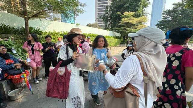 Traiga utensilios de cocina y proteste La Alianza de Mujeres Traiga utensilios de cocina y proteste La Alianza de Mujeres exige el fin de MBG
|