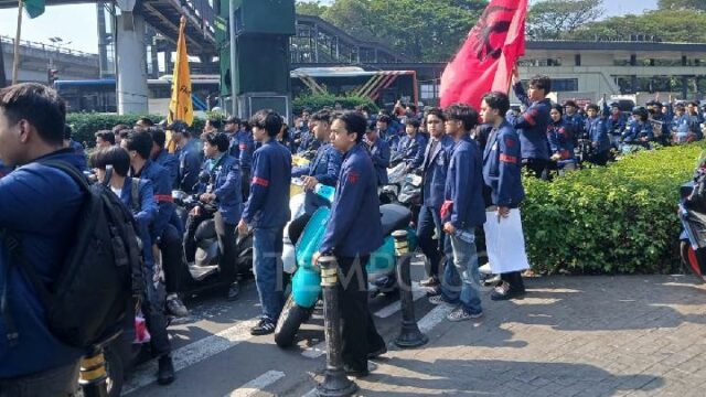 Miles de estudiantes llegan frente al edificio de la RPD Miles de estudiantes llegan frente al edificio de la RPD
|