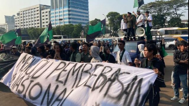 Masas del HMI llegan frente al edificio de la RPD Masas del HMI llegan frente al edificio de la RPD para manifestarse
|