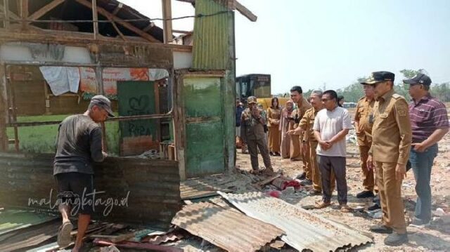 Después de reubicar a los comerciantes, el gobierno de la ciudad de Malang está rehabilitando gradualmente Jalan Pasar Gadang

 | 