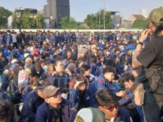Estudiantes de Trisakti entregan Tritura a la Cámara de Representantes
| Estudiantes de Trisakti entregan Tritura a la Cámara de Representantes
|
