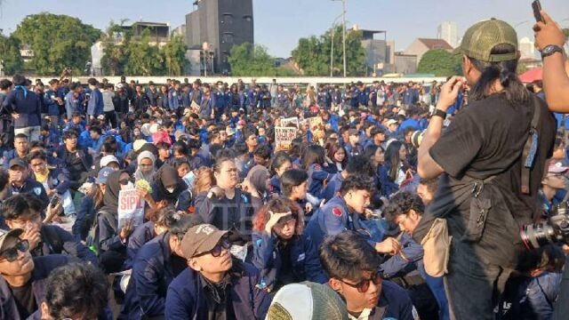 Estudiantes de Trisakti entregan Tritura a la Cámara de Representantes

 | 