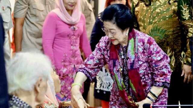 Megawati da una calurosa bienvenida a las figuras del Movimiento Megawati da una calurosa bienvenida a las figuras del Movimiento de Conciencia Nacional en una reunión nacional
|
