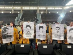 Estudiantes de la Universidad Mulawarman rechazan la presencia del Viceministro de Derechos Humanos
| Estudiantes de la Universidad Mulawarman rechazan la presencia del Viceministro de Derechos Humanos
|