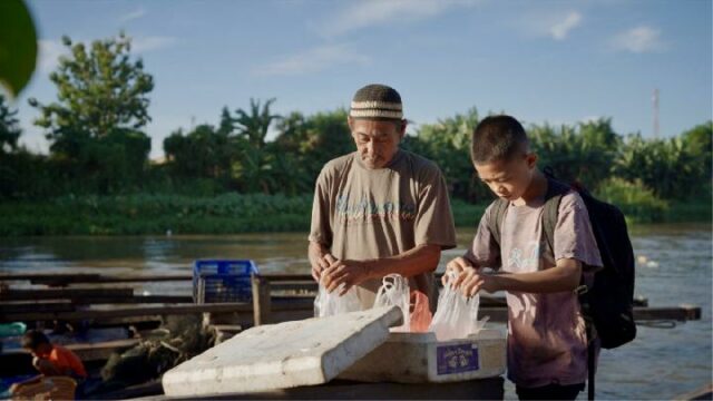 Vendedor de pescado fresco y arriesgado, sueños de artesanía escolar Vendedor de pescado fresco y arriesgado, sueños de artesanía escolar popular
|