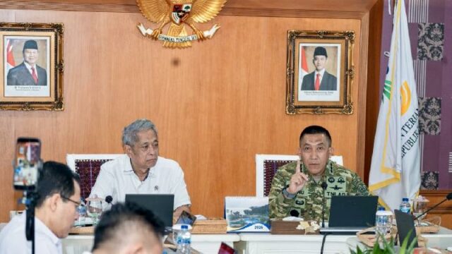 En colaboración entre el Ministerio de Asuntos Sociales y el En colaboración entre el Ministerio de Asuntos Sociales y el TNI, 1.000 cadetes de la Academia Militar formarán a alumnos de escuelas populares
|
