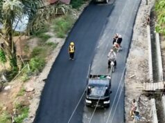 Los residentes de Sipiongot Sumatra del Norte están contentos de que la carretera finalmente esté pavimentada después de décadas de abandono.
| Los residentes de Sipiongot Sumatra del Norte están contentos de que la carretera finalmente esté pavimentada después de décadas de abandono.
|