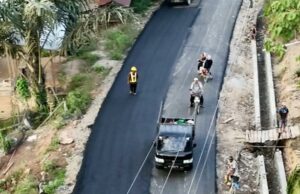 Los residentes de Sipiongot Sumatra del Norte están contentos de que la carretera finalmente esté pavimentada después de décadas de abandono.
| Los residentes de Sipiongot Sumatra del Norte están contentos de que la carretera finalmente esté pavimentada después de décadas de abandono.
|