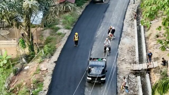 Los residentes de Sipiongot Sumatra del Norte están contentos de Los residentes de Sipiongot Sumatra del Norte están contentos de que la carretera finalmente esté pavimentada después de décadas de abandono.
|