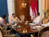 Prabowo convoca al jefe de la Policía Nacional y al secretario del gabinete, Teddy: discuten la seguridad y el orden de la comunidad
| Prabowo convoca al jefe de la Policía Nacional y al secretario del gabinete, Teddy: discuten la seguridad y el orden de la comunidad
|