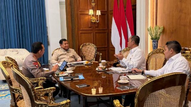 Prabowo convoca al jefe de la Policía Nacional y al secretario del gabinete, Teddy: discuten la seguridad y el orden de la comunidad

 | 