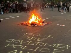 Las protestas en Surabaya son caóticas, 10 personas arrestadas
| Las protestas en Surabaya son caóticas, 10 personas arrestadas
|