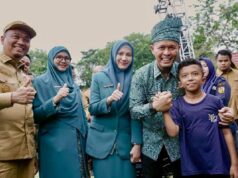 HKG PKK 2026 en Pekanbaru, Wako Agung distribuye miles de alimentos básicos
| HKG PKK 2026 en Pekanbaru, Wako Agung distribuye miles de alimentos básicos
|