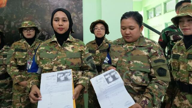 Historia de una mujer embarazada que participa en el entrenamiento militar de candidatos a liderazgo de Kopdes

 | 