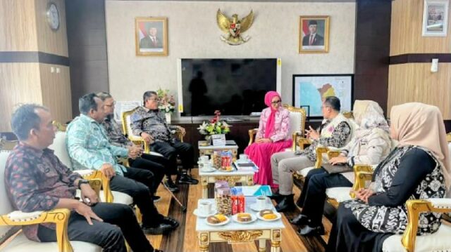 El gobierno del distrito de Aceh Oriental visita la ciudad de Padang y expresa su agradecimiento por el apoyo presupuestario para la recuperación de las inundaciones

 | 