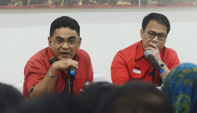 Legislador del PDIP destaca video del TNI destruyendo escuela para Legislador del PDIP destaca video del TNI destruyendo escuela para Kopdes
|
