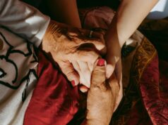 Vivo en el extranjero y me preocupa que mi madre envejezca sola.
| Health,essay,health-freelancer,long-term-care,retirement,only-child Vivo en el extranjero y me preocupa que mi madre envejezca sola.
| Health,essay,health-freelancer,long-term-care,retirement,only-child