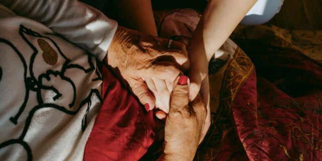 Vivo en el extranjero y me preocupa que mi madre envejezca sola.

 | Health,essay,health-freelancer,long-term-care,retirement,only-child