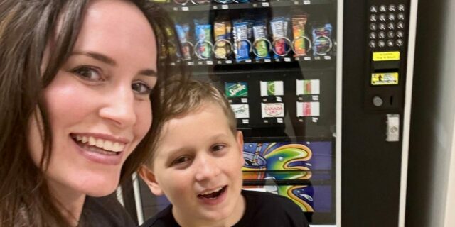 Mi hijo de 10 años empezó un negocio de máquinas Mi hijo de 10 años empezó un negocio de máquinas expendedoras.
| Parenting,as-told-to,parenting-freelancer,careers,vending-machine