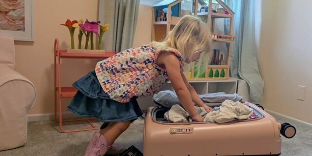 Empecé a enseñarle a mi hija a hacer las maletas Empecé a enseñarle a mi hija a hacer las maletas cuando tenía 3 años.
| Travel,Parenting,essay,parenting-freelancer,travel,packing-essentials