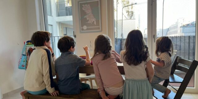 Nuestras cenas infantiles semanales crearon accidentalmente un pequeño pueblo.

 | Parenting,essay,parenting-freelancer,kids