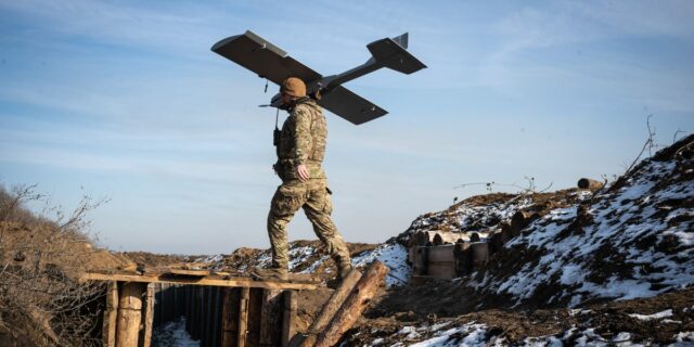 Los corredores de drones deportivos son rápidos, pero no buenos Los corredores de drones deportivos son rápidos, pero no buenos volando drones de combate
| Military & Defense,ukraine,drone-warfare,drones