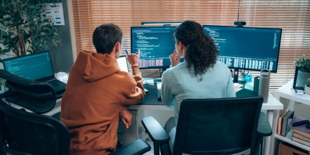 Investigador de OpenAI defiende el cambio de trabajo como herramienta Investigador de OpenAI defiende el cambio de trabajo como herramienta para ingenieros tecnológicos
| AI,Tech,openai,tech-jobs,ai-jobs,agi