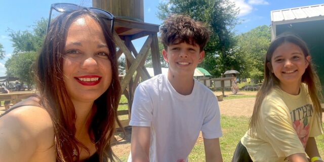 Una madre divorciada manejó la graduación y otros eventos de fin de año de forma remota

 | Parenting,essay,parenting-freelancer,coparenting,divorce,family,single-parent,graduation,kids,parenting