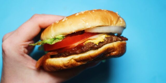 La mejor hamburguesa con queso a la barbacoa de cadenas La mejor hamburguesa con queso a la barbacoa de cadenas de comida rápida.
| Food,fast-food,barbecue,burgers,cheeseburgers,shake-shack,burger-king
