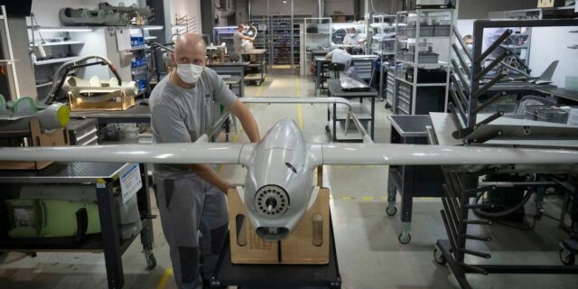 Ucrania divide la fabricación de armas y advierte que Europa Ucrania divide la fabricación de armas y advierte que Europa debe hacer lo mismo
| Military & Defense,ukraine,defense-industry,european-defense-industry