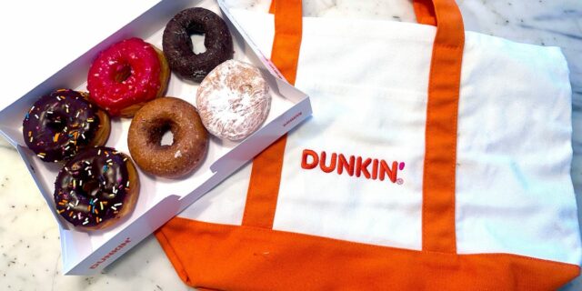 Cómo Dunkin' hizo que la gente amara sus productos a pesar de tener un menú intermedio

 | Retail,Food,Culture,dunkin,starbucks,coffee,branding,donuts,dunkin-brands,dunkin-donuts