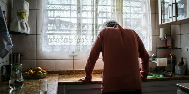 Un jubilado perdió 390.000 dólares en una estafa de lingotes de oro. Ahora continúa.

 | Health,Personal Finance,senior,fraud,bank,online-crime,retirement,gold