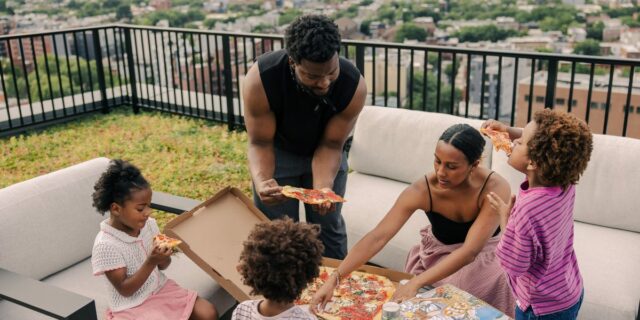 Una familia de cinco miembros cambió una casa en Texas por un apartamento en Nueva York y se volvió más feliz

 | Real Estate,lifestyle,real-estate,relocation,nyc,texas,moving,alternative-living,new-york-city,downsizing,apartment,freelance-photography,rebecca-zisser