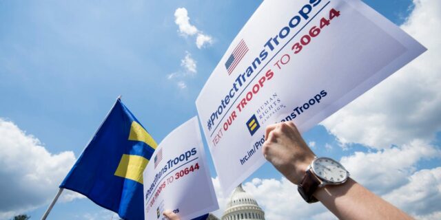 Las tropas transgénero estadounidenses pueden seguir sirviendo por ahora, dictamina un tribunal

 | Military & Defense,pentagon,pete-hegseth,trump