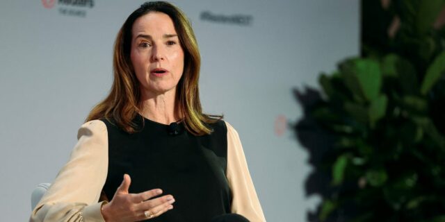 El director financiero de OpenAI probó el dispositivo secreto de inteligencia artificial de la empresa

 | AI,Tech,openai,sarah-friar,jony-ive