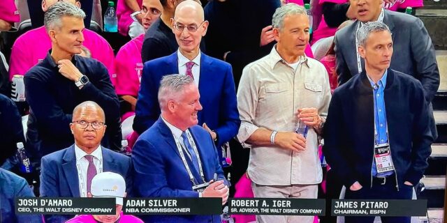 Bob Iger y Josh D'Amaro de Disney asisten al Juego 1 de las Finales de la NBA

 | Sports,Media,Entertainment,nba,nba-finals,basketball,new-york-knicks,sports