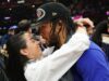 Celebridades que se casaron con sus amigos de la secundaria
| Entertainment,features,high-school,love-stories,relationships,celebrities,marriage Celebridades que se casaron con sus amigos de la secundaria
| Entertainment,features,high-school,love-stories,relationships,celebrities,marriage