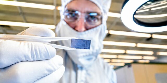 ¿Puede Estados Unidos construir el chip que gobierne el mundo? ¿Puede Estados Unidos construir el chip que gobierne el mundo?
| Tech,new-this-week,new-this-week-video,made-in-america,chip,semiconductor,intel,intel-stock,tsmc,samsung,manufacturing,chip-manufacturers,asml,silicon,lab,oregon,data-centers,nvidia-chips,taiwan,taiwan-china,intel-labs,us-intel
