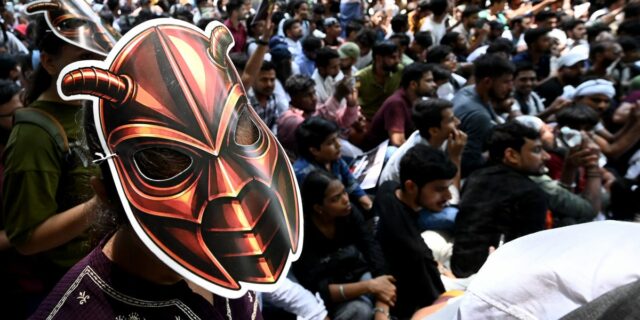 Por qué miles de jóvenes indios se hacen llamar cucarachas

 | Economy,india,unemployment