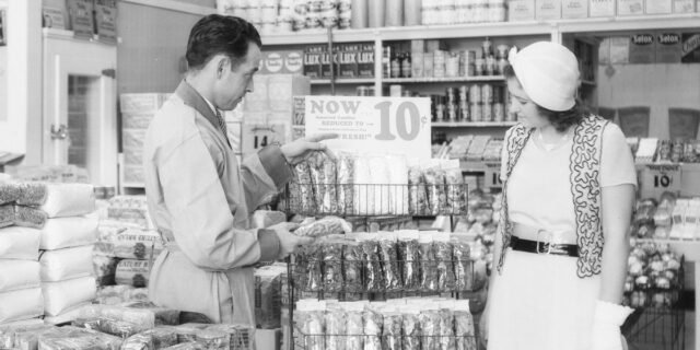 Fotos: Dentro de los primeros supermercados. | Retail,Culture,Food,grocery-stores,supermarkets,supermarket-chains,food-industry,grocery-shopping,vintage-photos,partner-update Fotos: Dentro de los primeros supermercados.
| Retail,Culture,Food,grocery-stores,supermarkets,supermarket-chains,food-industry,grocery-shopping,vintage-photos,partner-update