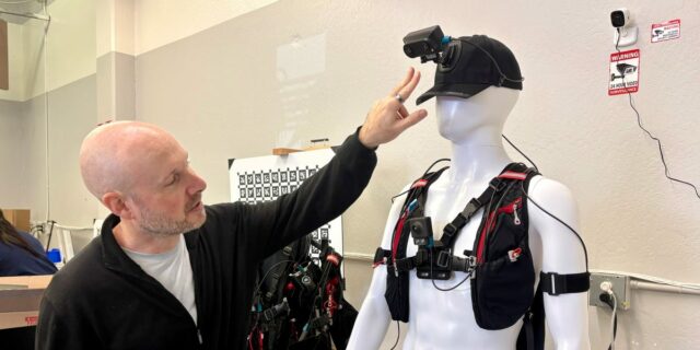 Primer vistazo al sistema de cámara de entrenamiento robótico de Primer vistazo al sistema de cámara de entrenamiento robótico de Instawork para trabajadores de la construcción
| Tech,AI,Careers,gig-workers,robots,robotics,ai-training,gig-economy,exclusive,startups,limited-synd,instawork,changing-workplace-big-bet