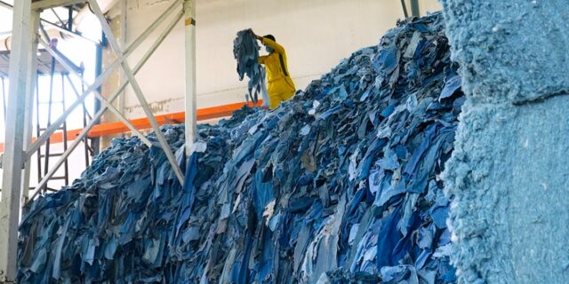 ¿Puede Estados Unidos competir con las megafábricas asiáticas que fabrican ¿Puede Estados Unidos competir con las megafábricas asiáticas que fabrican jeans estadounidenses?
| Retail,Economy,new-this-week,new-this-week-video,made-in-america,made-in-usa,manufacturing,jobs,economy,cotton,jeans,clothing,retail,garment-workers,mount-vernon,pakistan,video