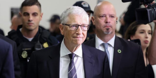 Bill Gates testifica que las reuniones de Epstein pusieron su Bill Gates testifica que las reuniones de Epstein pusieron su trabajo "en riesgo"
| Tech,Politics,bill-gates,jeffrey-epstein,house-oversight-committee