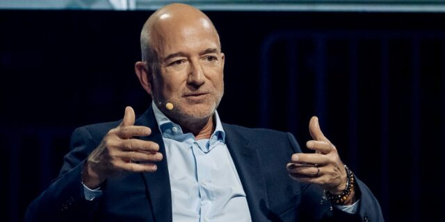 Jeff Bezos dice que prohibir los centros de datos no Jeff Bezos dice que prohibir los centros de datos no es una solución a los problemas de la IA
| AI,Tech,jeff-bezos,ai