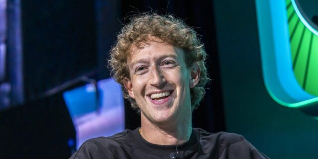 Zuckerberg: una docena de investigadores de IA pueden lograr avances Zuckerberg: una docena de investigadores de IA pueden lograr avances
| AI,Tech,Science,mark-zuckerberg,ai,meta,tech