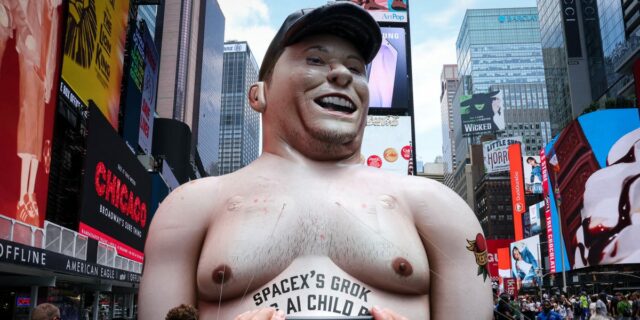 Elon Musk inflable aparece en Times Square y protesta por la salida a bolsa de SpaceX

 | Tech,elon-musk,spacex