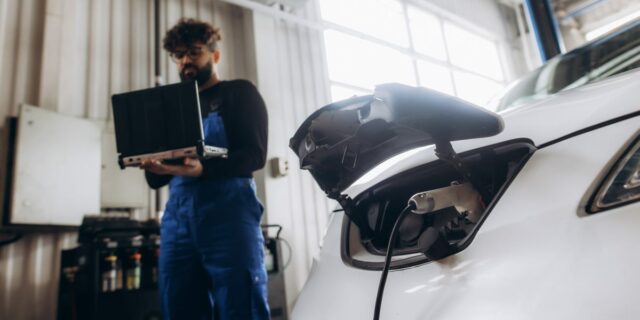 Su coche nuevo es más difícil y más caro de Su coche nuevo es más difícil y más caro de reparar. Este proyecto de ley podría ayudar.
| Transportation,auto-repair